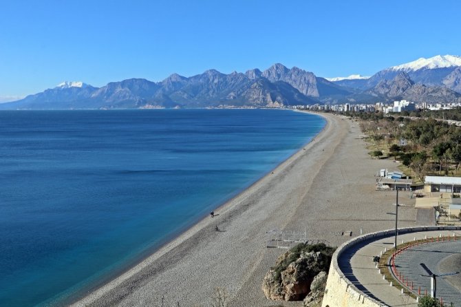 Antalya’da hava sıcaklığı 5 dereceye kadar düştü, sahil ve sokaklar boşaldı