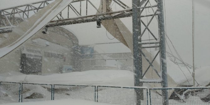 Arhavi’de pazar yerinden sonra festival çadırı da çatıda biriken kar nedeniyle çöktü