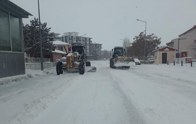 Aziziye’de karla mücadele çalışmaları devam ediyor