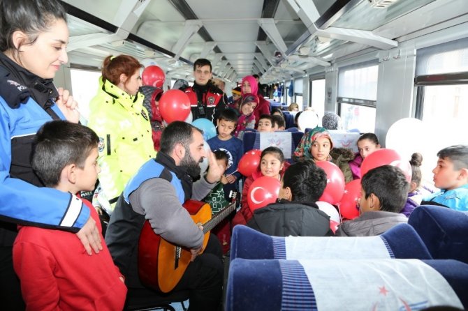 Polis vagonlarda kalan depremzede çocukları sevindirdi