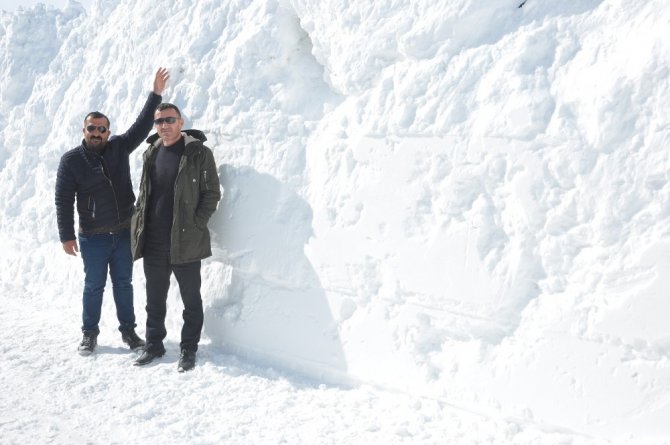 Yüksekova’da 5 metreyi geçen kar tünelleri