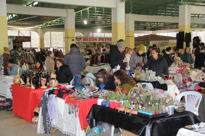 İzmir’de 200 kadın depremzedeler için el emeklerini satışa sundu