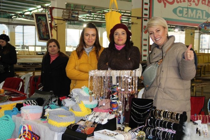 İzmir’de 200 kadın depremzedeler için el emeklerini satışa sundu