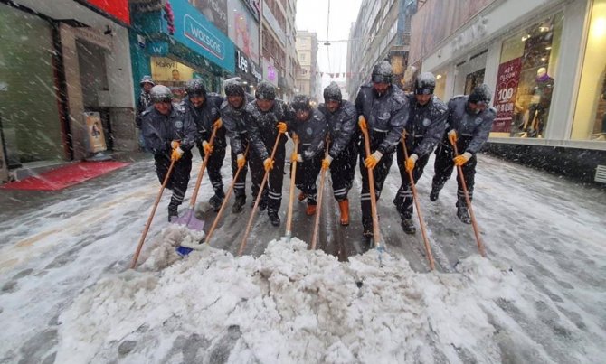 Giresun Belediyesi’nin karla mücadelesi sürüyor