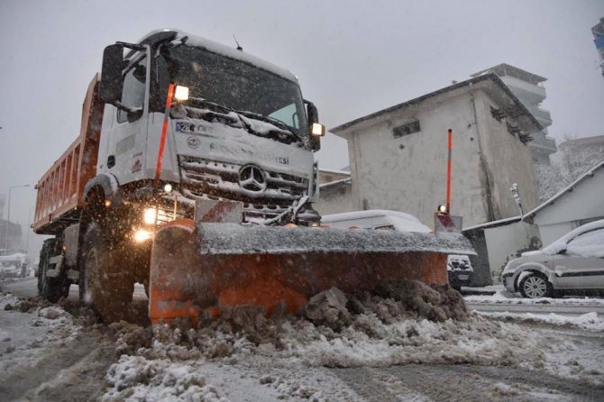 Giresun Belediyesi’nin karla mücadelesi sürüyor
