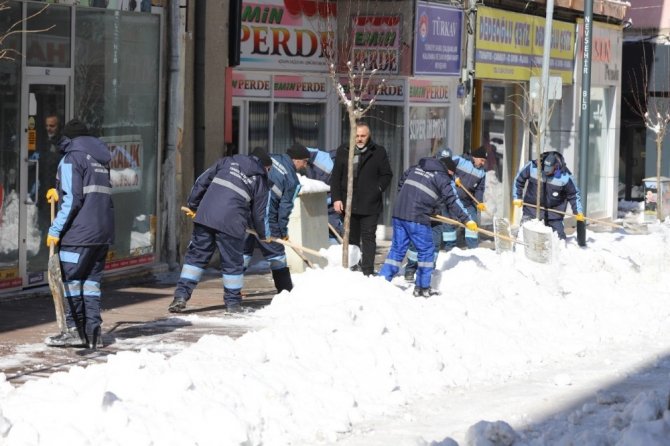 Nevşehir’de cadde ve sokaklarda kar temizliği çalışmaları sürüyor