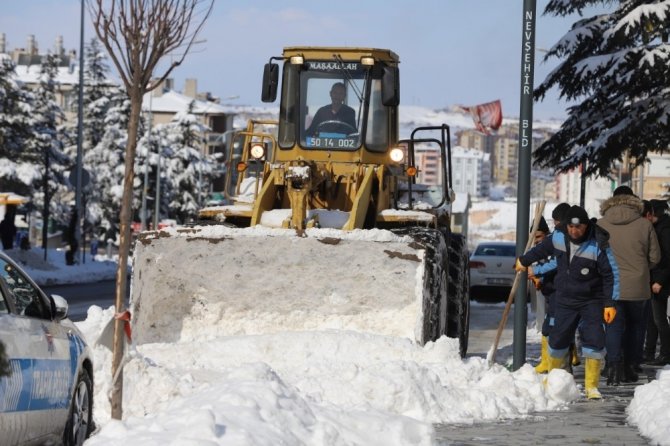Nevşehir’de cadde ve sokaklarda kar temizliği çalışmaları sürüyor