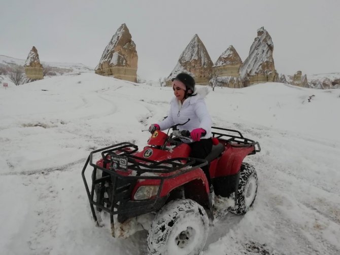 Turistlerin Kapadokya’da kar altında ATV keyfi