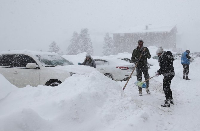 Uludağ’da tatilciler karlar altında kalan araçlarını böyle aradı