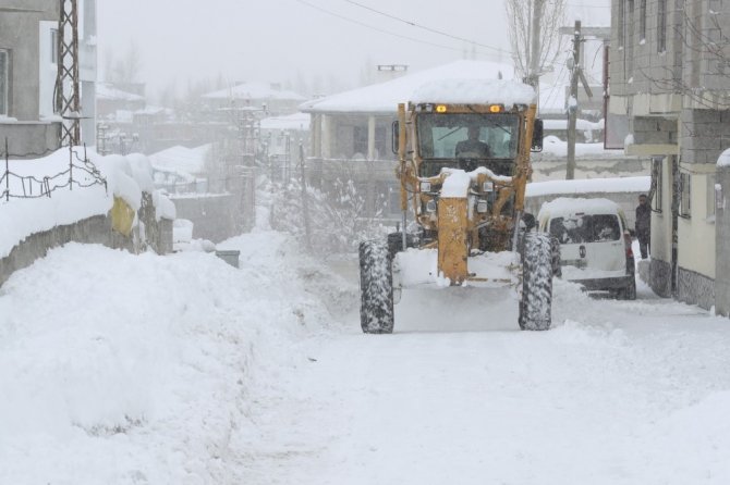 İpekyolu Belediyesinden karla mücadelede çalışması