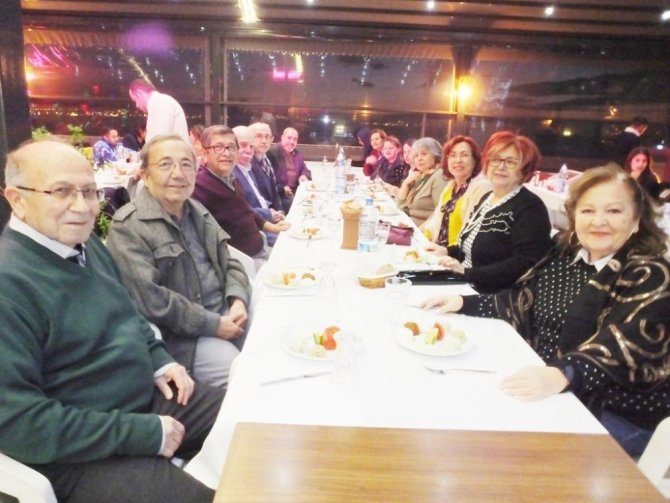 Burhaniye’de doktorlar emekliye ayrılan arkadaşları için uğurlama yemeği verdi