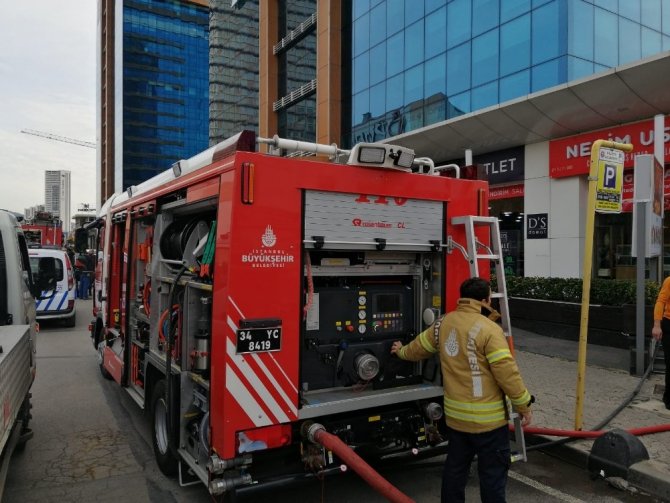 Maltepe’de 18 katlı iş merkezinde yangın paniği