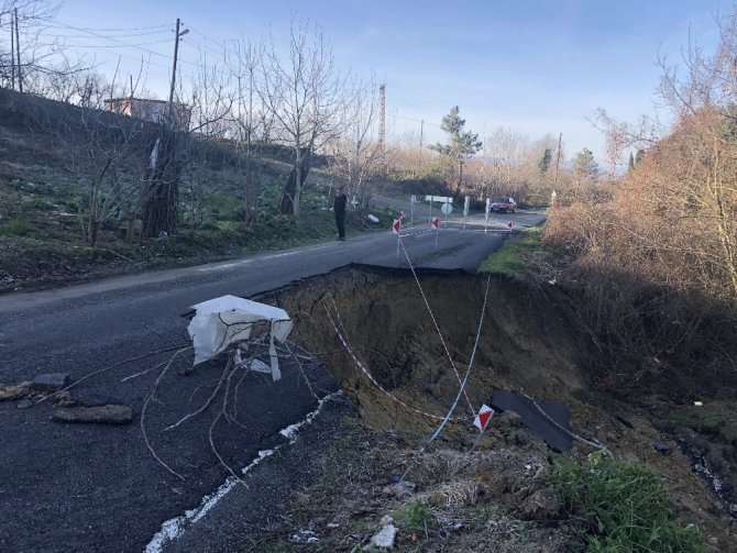 Zonguldak’ta 20 köyü birbirine bağlayan yol çöktü