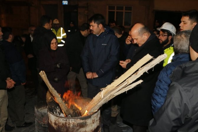 AK Partili Sermin Balık, Elazığ’da depremzedelerin yanında