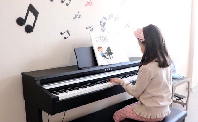 Yedi yaşında 6 aylık çalışma ile piyano çalıyor