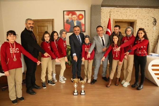 Erciyes Ortaokulu’ndan satrançta iki kupa