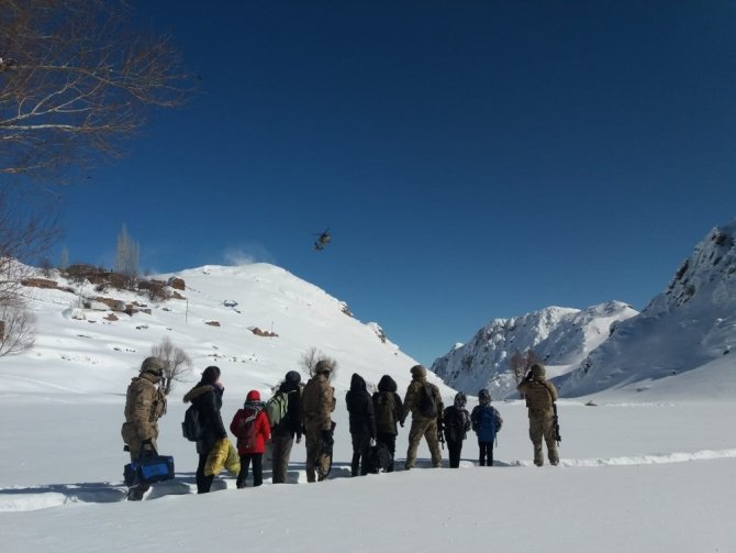 Yüksekova’da karda mahsur kalan öğrenciler helikopterle tahliye edildi