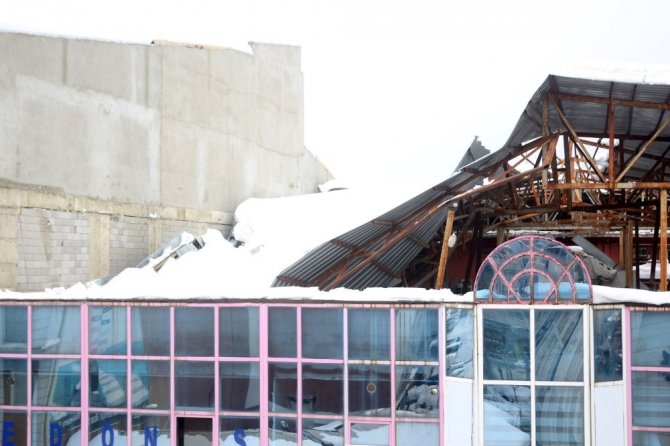 Kar nedeniyle iş merkezinin çatısı çöktü