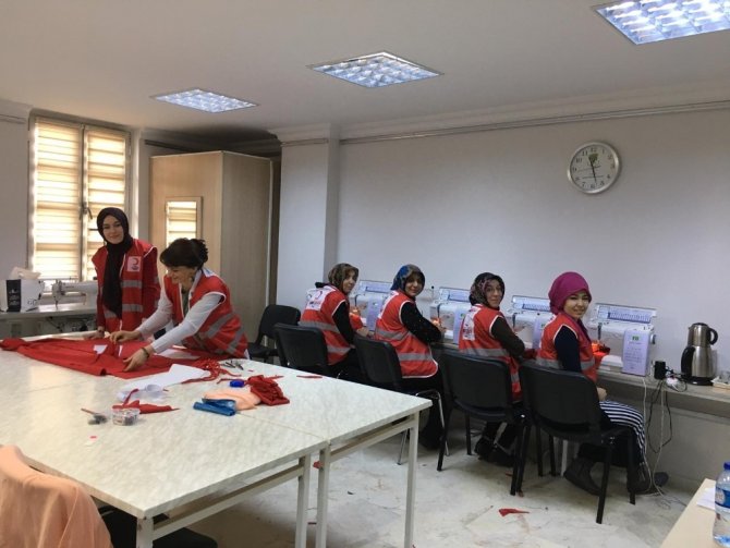 Mamak Belediyesi Aile Merkezleri Türk Kızılay’ı için elbise dikti