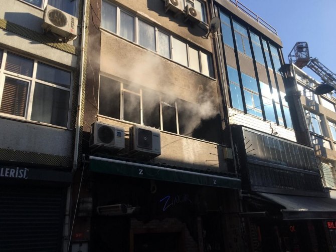 Kadıköy’de 3 katlı binada yangın
