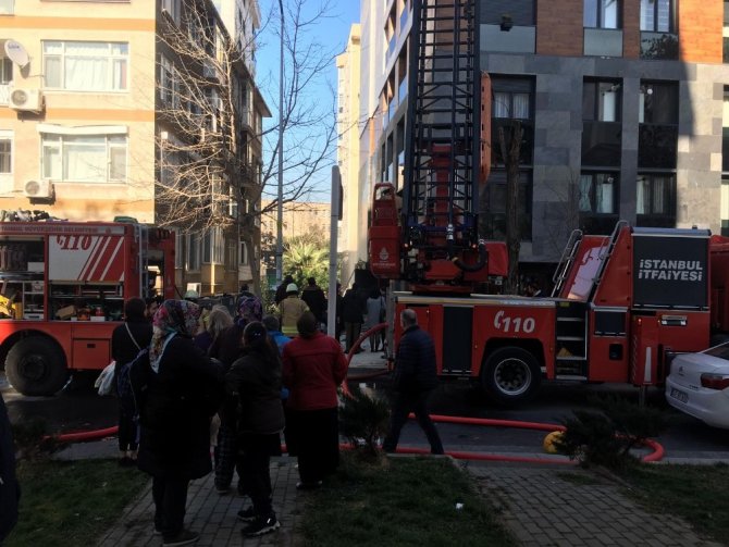 Kadıköy’de 9 katlı apartmanda yangın paniği