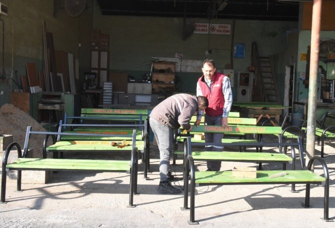 Toroslar Belediyesi, ürettiği kent mobilyalarıyla ilçeyi güzelleştiriyor