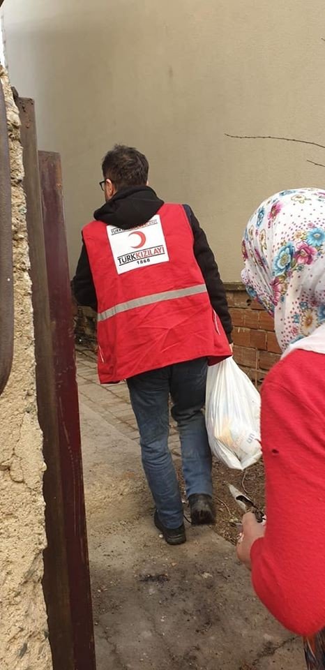 Türk Kızılayı’ndan ihtiyaç sahibi ailelere gıda yardımı