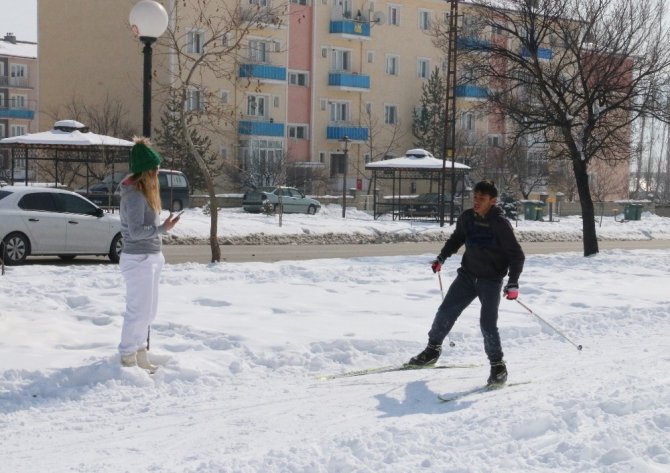 Parkı kayak pistine çeviren sporcular yarışlara hazırlanıyor