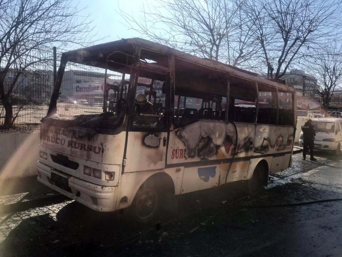 Ümraniye’de otobüsün alev alev yandığı anlar kamerada