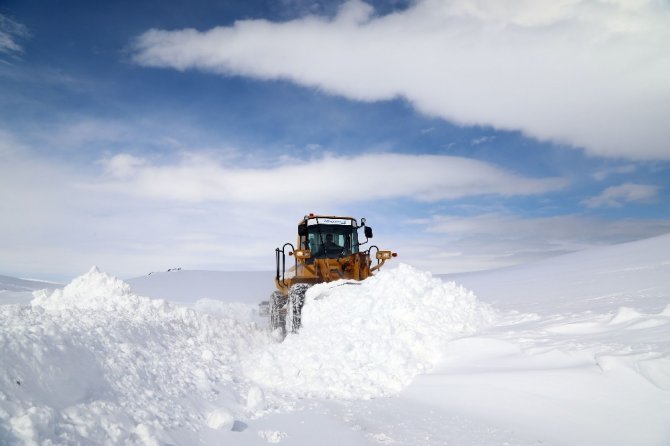 Eksi 25 derecede karla mücadele çalışması
