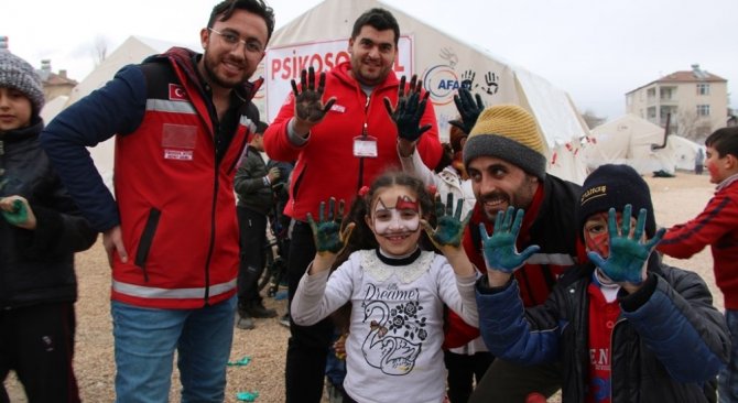 Ağrı’dan giden ekip, depremzede çocukların gönüllerine dokunuyor