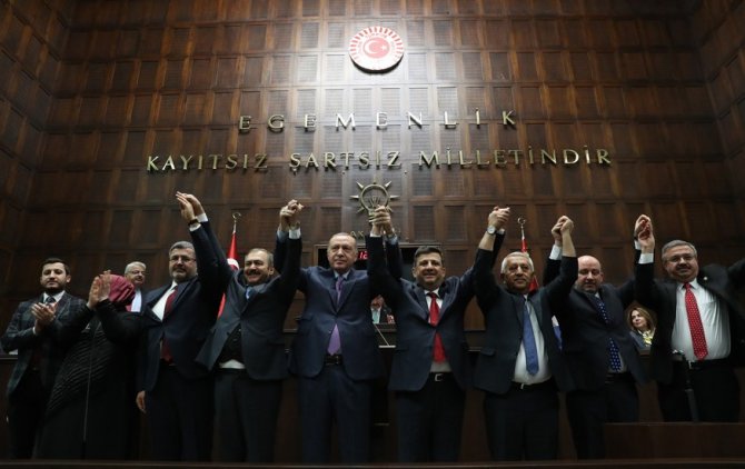 Bağımsız belediye başkanı AK Parti’ye geçti, rozetini Erdoğan taktı