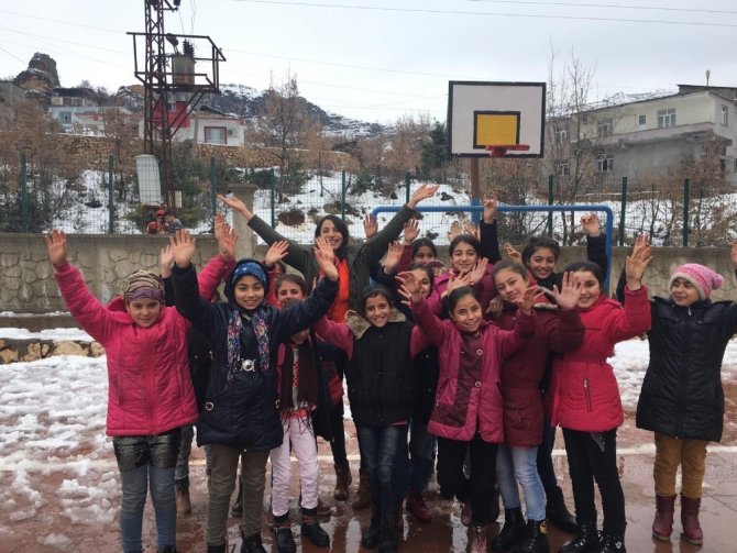 Diyarbakırlı gönüllülerden köy okulu öğrencilerine bot ve mont yardımı