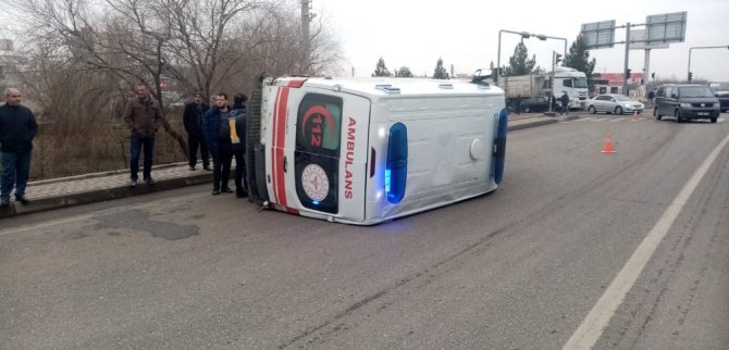 Diyarbakır’da hasta taşıyan ambulans kaza yaptı: 5 yaralı