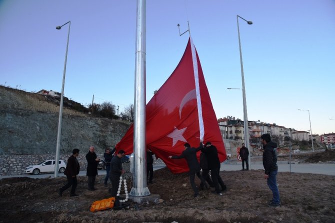 Dursunbey İlçe Girişine Dev Türk Bayrağı