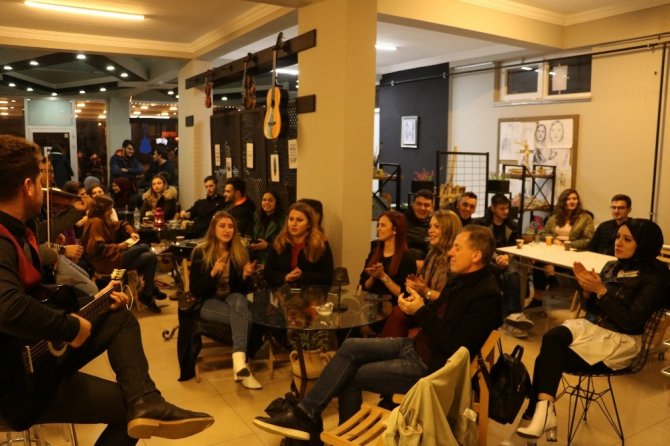 Yabancı öğrenciler Türk şarkılarıyla coştu