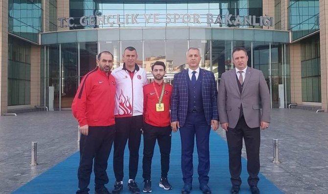 Hendek Karate Kulübü sporcusu Ateş, Türk Bayrağını Devlet Bahçeli’ye verdi