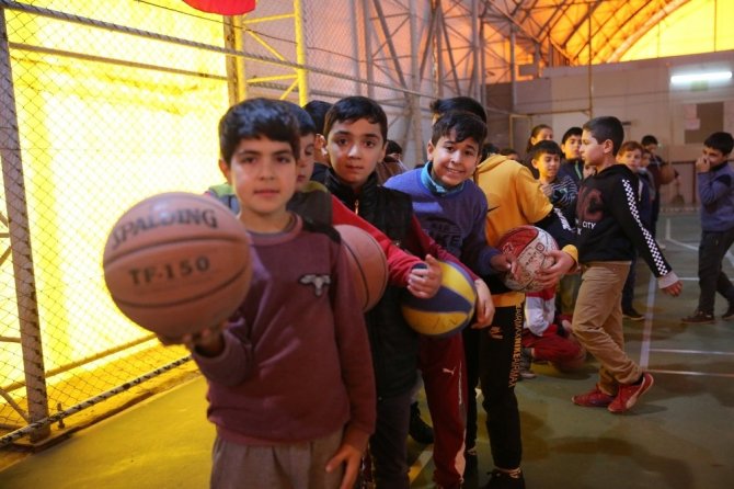 Karaköprü’de geleceğin basketbolcuları yetişiyor