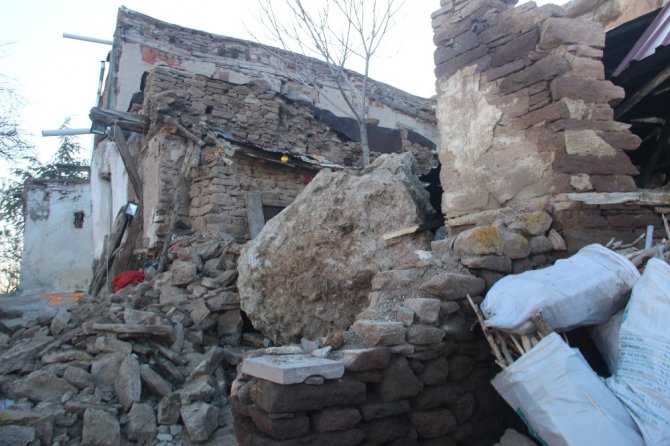 Dağdan yuvarlanan kaya evi yıktı