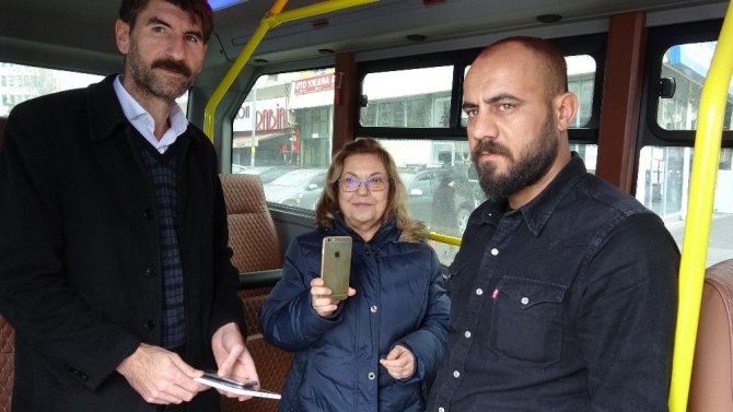 Minibüs şoförü, minibüste unutulan telefonu sahibine teslim etti