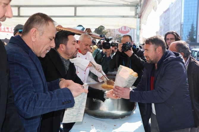 Nevşehir Belediye Başkanı Arı, tazminattan kazandığı paralarla kavurma dağıttı