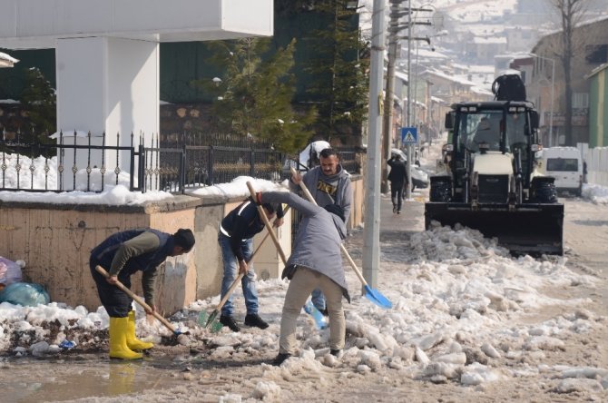Belediyeden vatandaşlara ’çatıdaki kar birikintilerini temizleyin’ anonsu