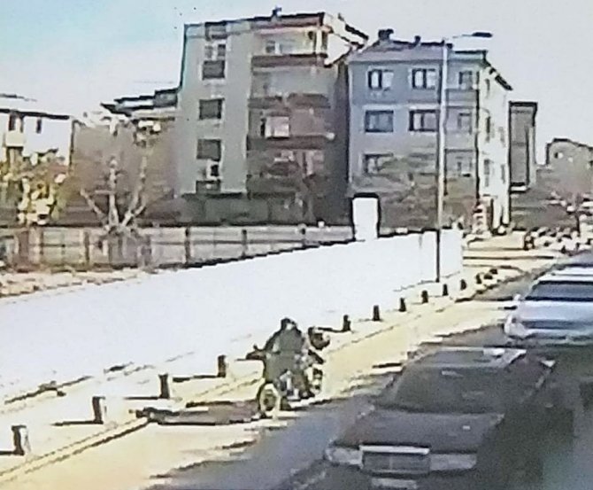 Ümraniye’de motosiklet hırsızlığı kamerada