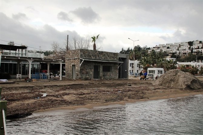 Bodrum’da sahilde bulunan kaçak bina yıkıldı