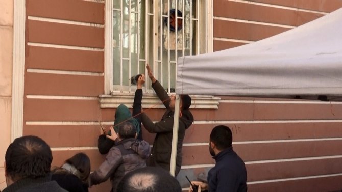 Evlat nöbetindeki aileler, HDP binası önünde "kahrolsun PKK ve HDP" sloganı atıp, binanın camlarını kırdı