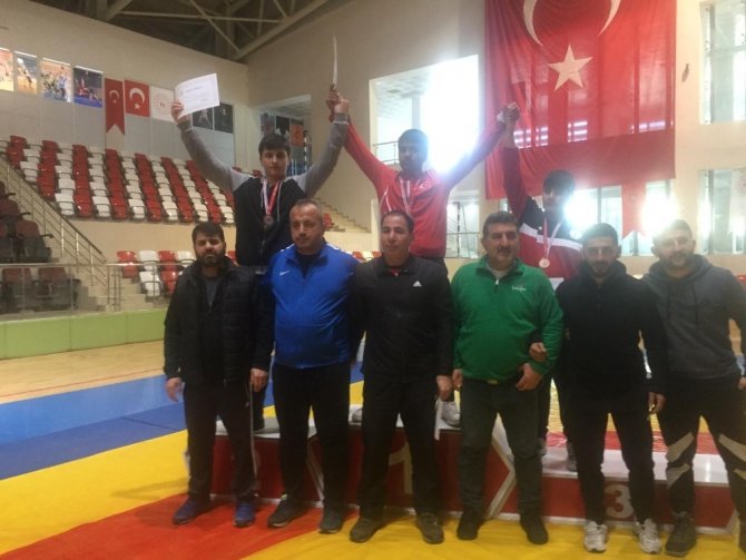 Vanlı güreşçiler Türkiye finallerine katılmaya hak kazandı