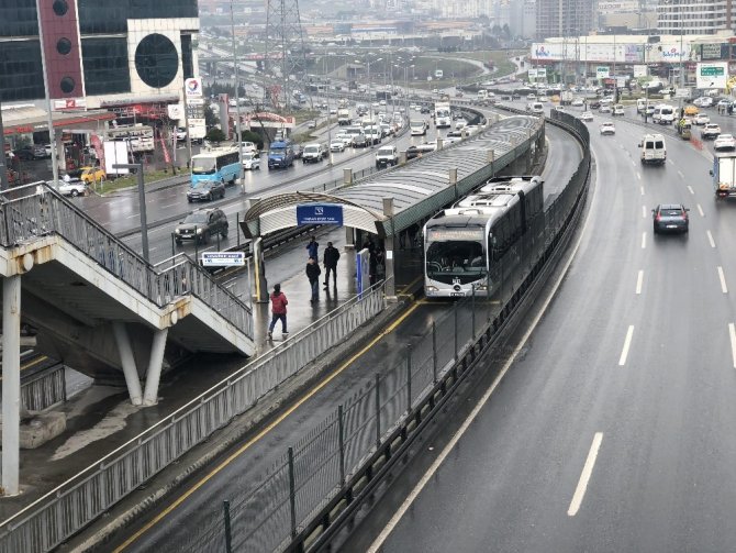 İBB’nin metrobüs durakları arasındaki yüzde 79 zam oranına vatandaştan tepki