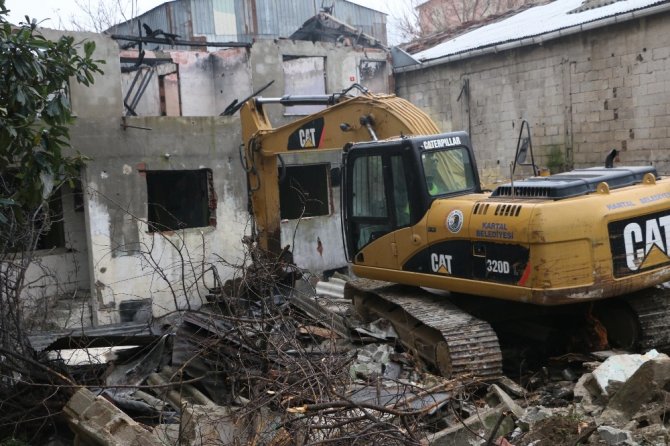 Kartal’da metruk yapıların yıkımı devam ediyor