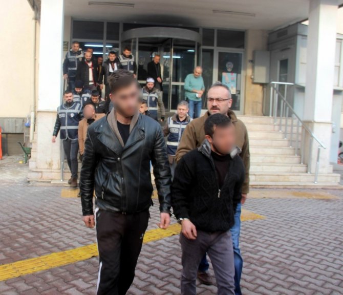Kayseri’de aranan şahıslara 120 polis ile şafak operasyonu: 32 gözaltı