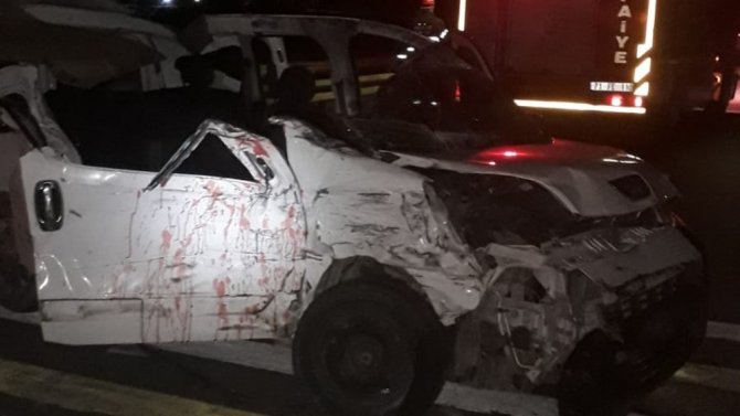 Kırıkkale’de feci kaza, hafif ticari araç tıra çarptı: 1 ölü, 1 yaralı